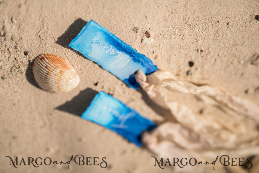PLATZKARTEN / TISCHKARTEN  
 Boho Eleganz Bold Linie Zarte blaue Hochzeitsplatzkarten, Aquarell-Design Namensschilder mit Band, einzigartige Hochzeitsstationery, Strandhochzeit Platzkarten, dekedged benutzerdefinierte Begleitkarten.