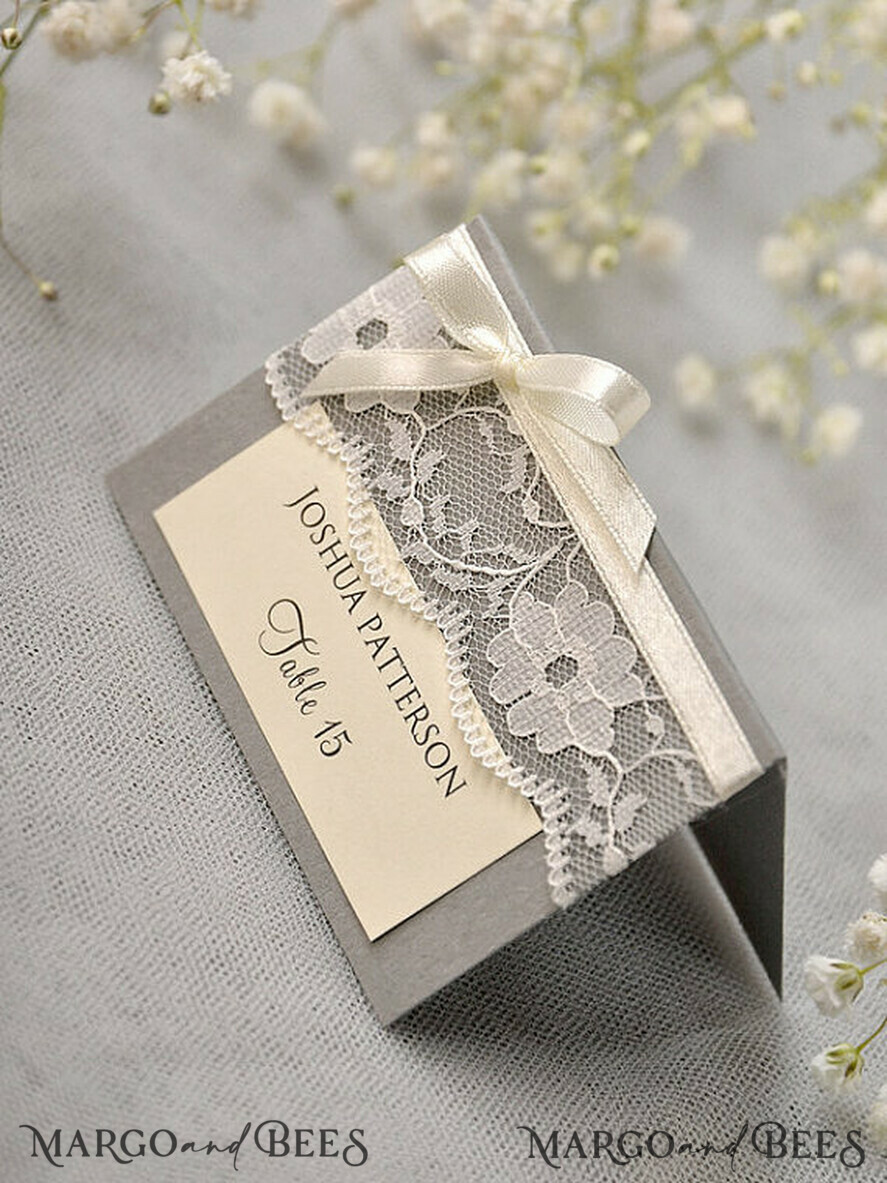 PLATZKARTEN / TISCHKARTEN  
 Rustikale Eco-Hochzeitsplatzkarten Elegante Ecru- und graue Hochzeitsplatzkarten, rustikale Namensschilder, romantische Hochzeitsplatzkarten mit Spitze und Ecru-Band, benutzerdefinierter Text, rustikale Hochzeitsplatzkarten.