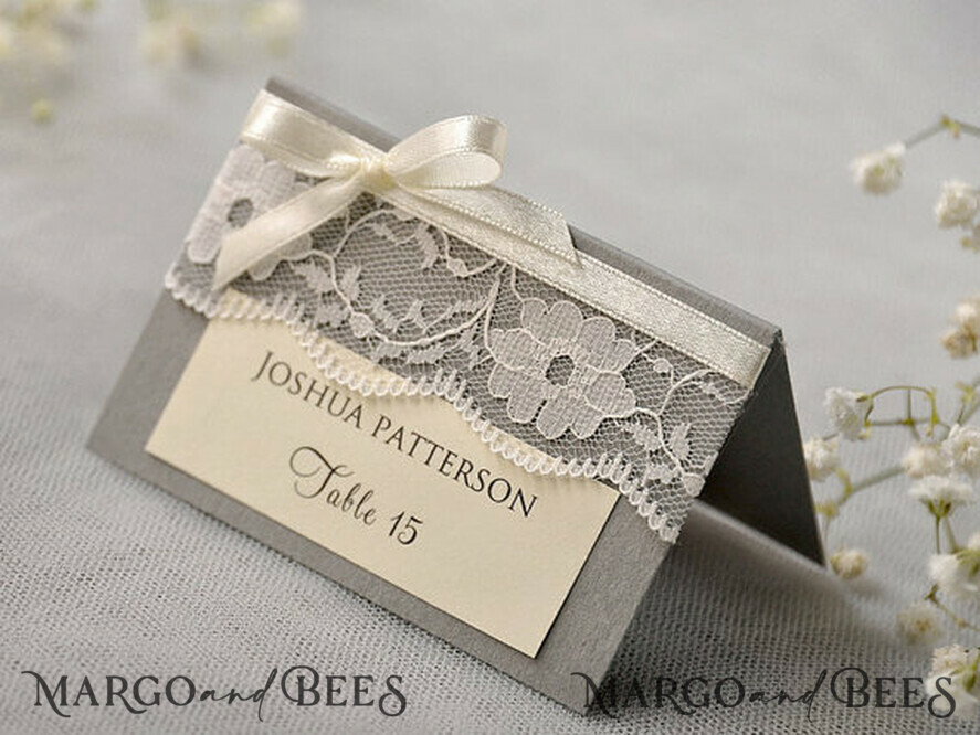 PLATZKARTEN / TISCHKARTEN  
 Rustikale Eco-Hochzeitsplatzkarten Elegante Ecru- und graue Hochzeitsplatzkarten, rustikale Namensschilder, romantische Hochzeitsplatzkarten mit Spitze und Ecru-Band, benutzerdefinierter Text, rustikale Hochzeitsplatzkarten.