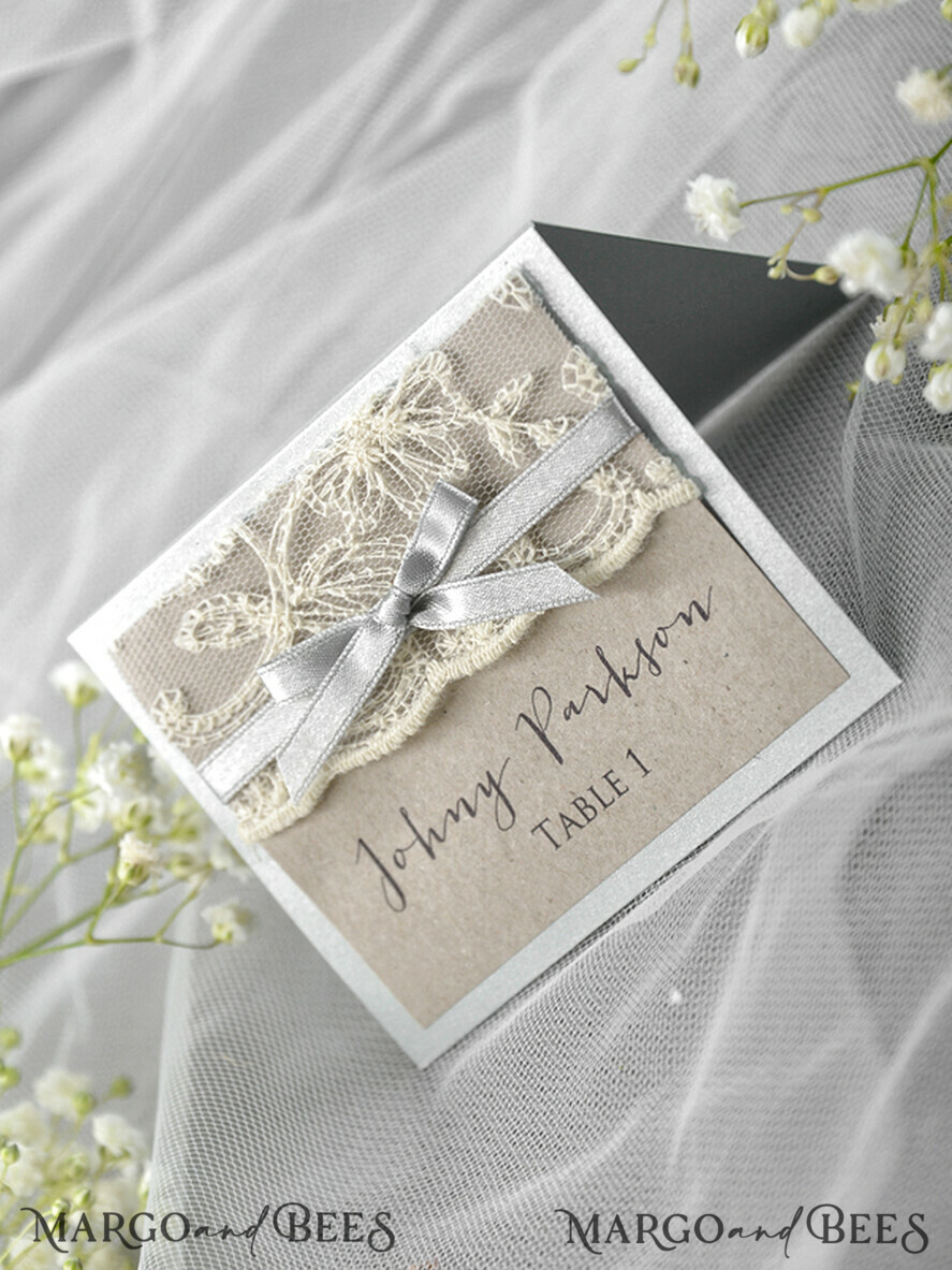 PLATZKARTEN / TISCHKARTEN  
 Rustikale Eco-Hochzeitsplatzkarten Öko- und Schimmer-Grau-Hochzeitsplatzkarten, rustikale Namensschilder, Hochzeitsplatzkarten mit Spitze und grauem Band, benutzerdefinierter Text, rustikale Hochzeitsplatzkarten, Tischkarten.
