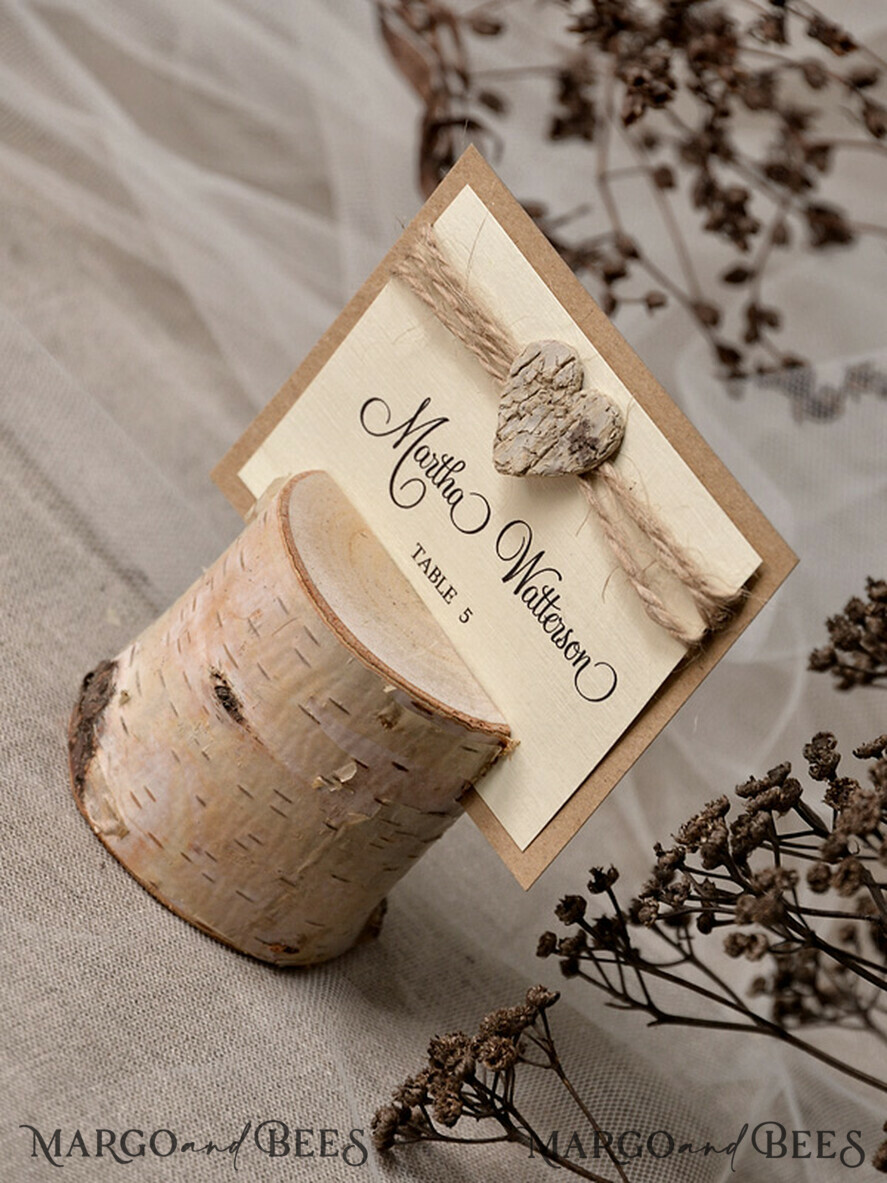 PLATZKARTEN / TISCHKARTEN  
 Rustikale Eco-Hochzeitsplatzkarten Minimalistische weiße Hochzeitsplatzkarten mit Jute-Schnur und hölzernem Herz, rustikales Eco-Braun mit schwarzem Druck, zarte Hochzeitsnamensschilder, editierbarer Text