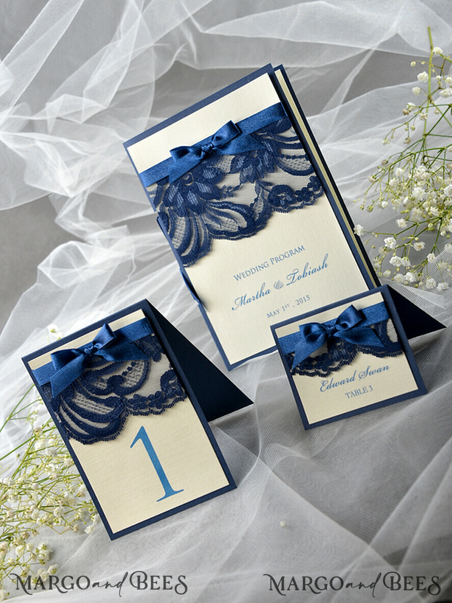 PLATZKARTEN / TISCHKARTEN  
 Rustikale Eco-Hochzeitsplatzkarten Elegante Ecru- und Marineblaue Hochzeitstischkarten, Rustikale Namensschilder, Romantische Hochzeitstischkarten mit Spitze und Ecru-Band, Individueller Text, Rustikale Hochzeitstischkarte