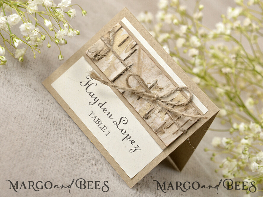 PLATZKARTEN / TISCHKARTEN  
 Rustikale Eco-Hochzeitsplatzkarten Öko-Hochzeitsplatzkarten mit Rinde und Jute-Schnur, weiße und braune Namensschilder, rustikale Hochzeitsstationery, elegante Hochzeitsplatzkarten, rustikale Tischkarten.
