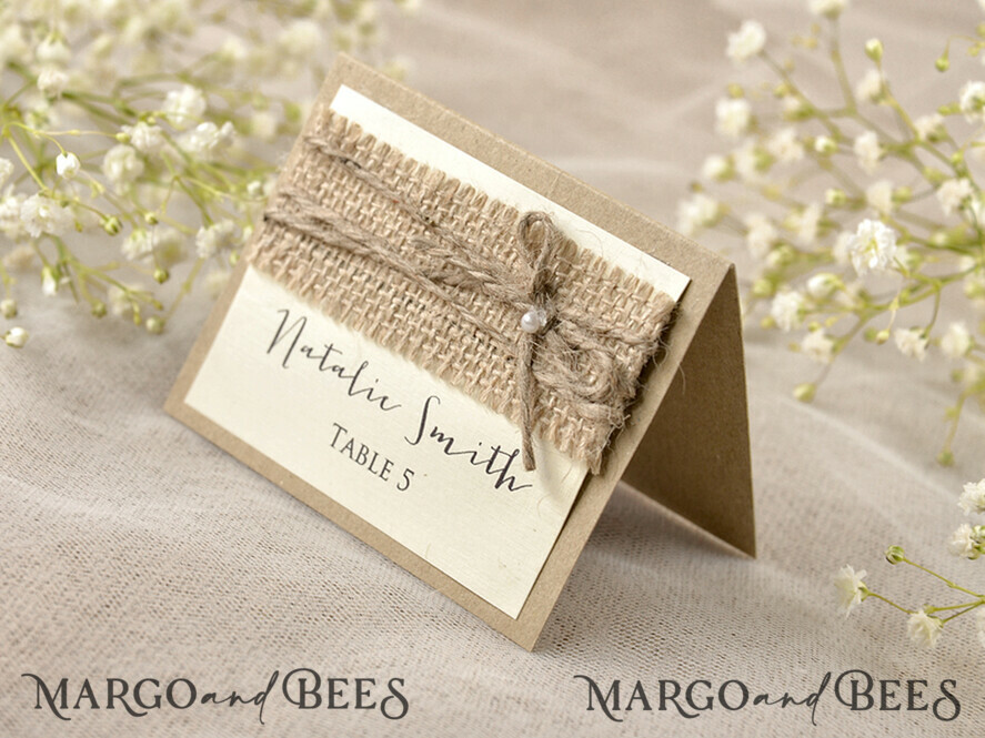 PLATZKARTEN / TISCHKARTEN  
 Rustikale Eco-Hochzeitsplatzkarten Rustikale Elfenbein-Hochzeitsplatzkarten, natürliche Jute mit Juteband-Eskortkarten, eleganter schwarzer Druck, zarte Hochzeitsstationery, rustikale Hochzeitsnamenskarten