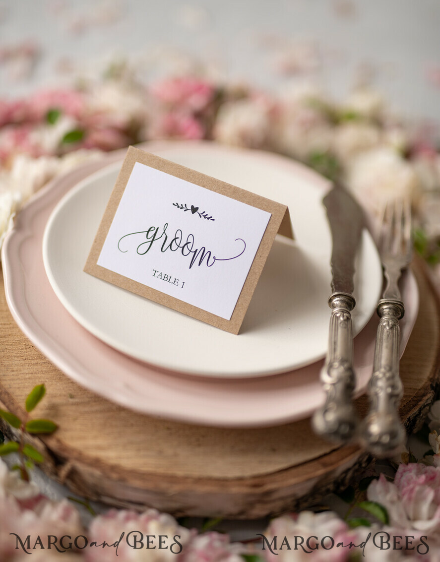 PLATZKARTEN / TISCHKARTEN  
 Rustikale Eco-Hochzeitsplatzkarten Minimalistische weiße Hochzeitsplatzkarten, rustikales öko-braun mit schwarzem Druck, zarte Hochzeitsnamensschilder, einzigartige Hochzeitsstationery, individuell formulierte Begleitkarten.