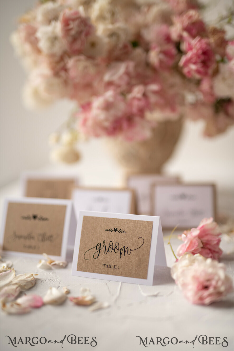 PLATZKARTEN / TISCHKARTEN  
 Rustikale Eco-Hochzeitsplatzkarten Minimalistische weiße Hochzeitsplatzkarten, rustikales öko-braun mit schwarzem Druck, zarte Hochzeitsnamensschilder, einzigartige Hochzeitsstationery, individuell formulierte Begleitkarten.
