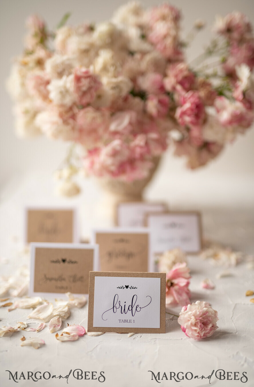 PLATZKARTEN / TISCHKARTEN  
 Rustikale Eco-Hochzeitsplatzkarten Minimalistische weiße Hochzeitsplatzkarten, rustikales öko-braun mit schwarzem Druck, zarte Hochzeitsnamensschilder, einzigartige Hochzeitsstationery, individuell formulierte Begleitkarten.