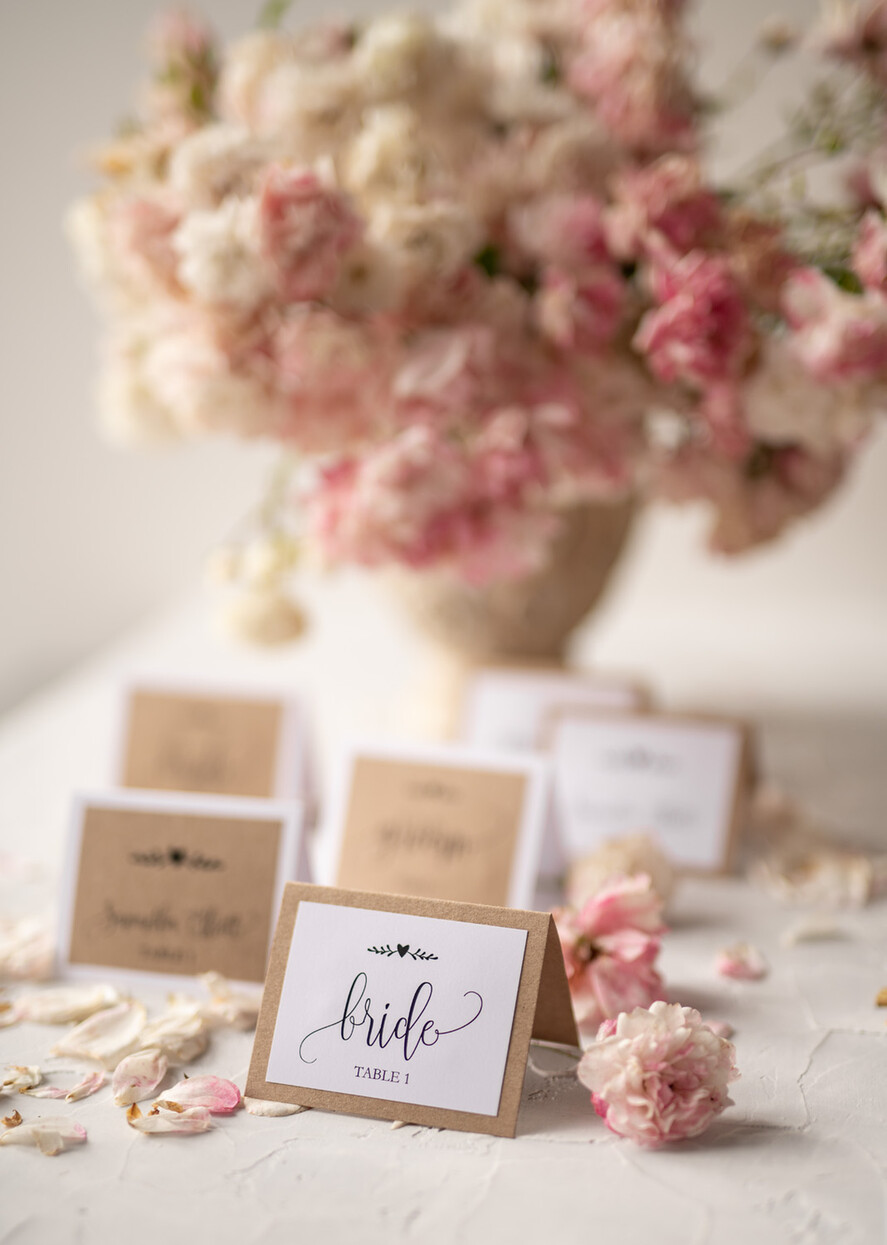 PLATZKARTEN / TISCHKARTEN  
 Rustikale Eco-Hochzeitsplatzkarten Minimalistische weiße Hochzeitsplatzkarten, rustikales öko-braun mit schwarzem Druck, zarte Hochzeitsnamensschilder, einzigartige Hochzeitsstationery, individuell formulierte Begleitkarten.
