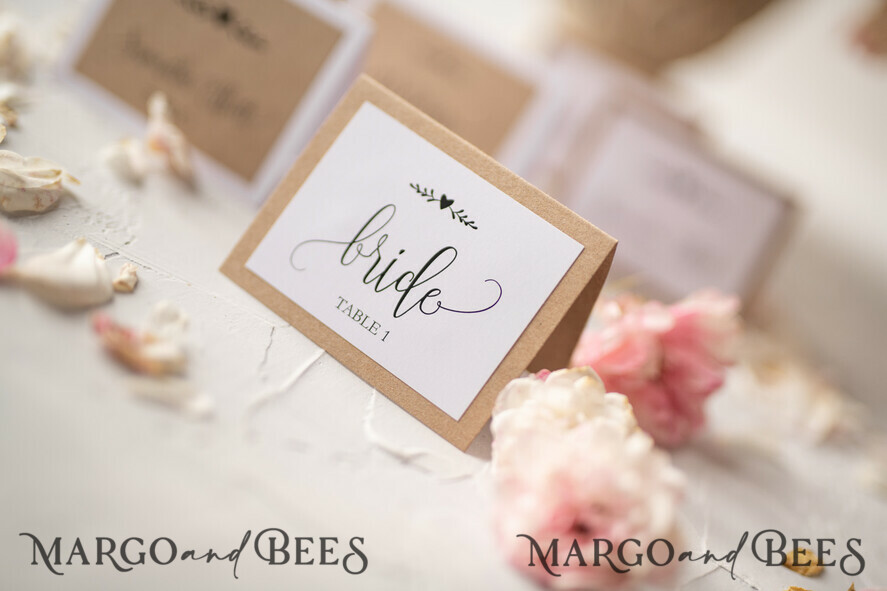 PLATZKARTEN / TISCHKARTEN  
 Rustikale Eco-Hochzeitsplatzkarten Minimalistische weiße Hochzeitsplatzkarten, rustikales öko-braun mit schwarzem Druck, zarte Hochzeitsnamensschilder, einzigartige Hochzeitsstationery, individuell formulierte Begleitkarten.