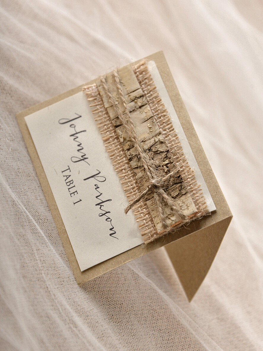 PLATZKARTEN / TISCHKARTEN  
 Rustikale Eco-Hochzeitsplatzkarten Einfache Elfenbein-Hochzeitsplatzkarte, braune Namensschilder mit Rinde und Jute-Schnur, elegante Hochzeitsstationery, rustikale Hochzeitsplatzkarten, maßgeschneiderte Begleitkarten.