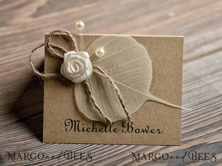 PLATZKARTEN / TISCHKARTEN  
 Rustikale Eco-Hochzeitsplatzkarten Rustikale Eco Braune Hochzeitsplatzkarten, zarte Hochzeitsnamensschilder mit weißer Rosendekoration, Jute-Schnur und getrocknetem Blatt, einzigartige ökologische Hochzeitsstationery, bearbeitbarer Text