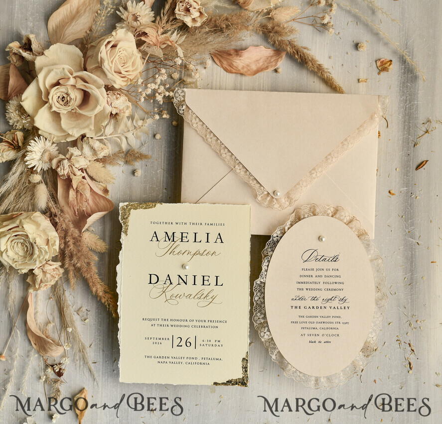 HOCHZEITS EINLADUNGEN vintage Spitze / rustikale Spitze Luxus-Hochzeitseinladungen in einer warmen Beige- und Nude-Farbpalette.