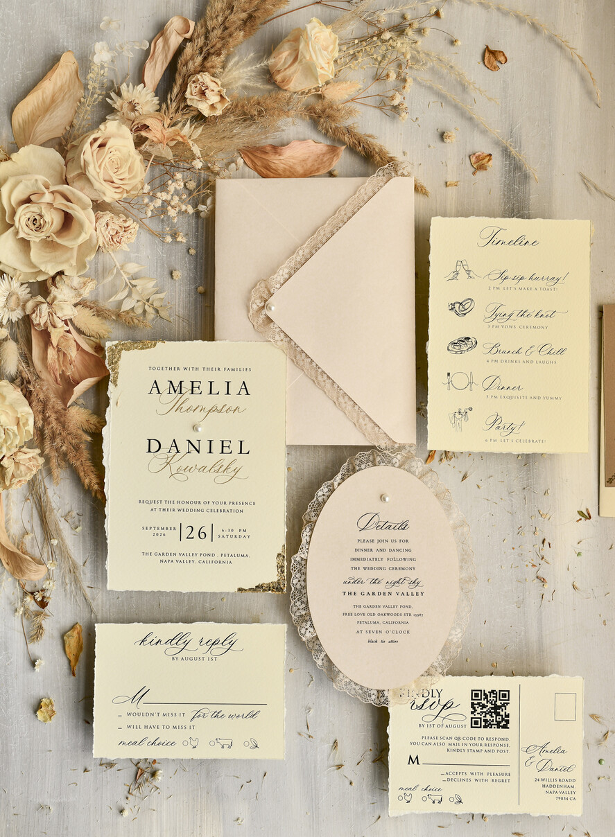 HOCHZEITS EINLADUNGEN vintage Spitze / rustikale Spitze Luxus-Hochzeitseinladungen in einer warmen Beige- und Nude-Farbpalette.