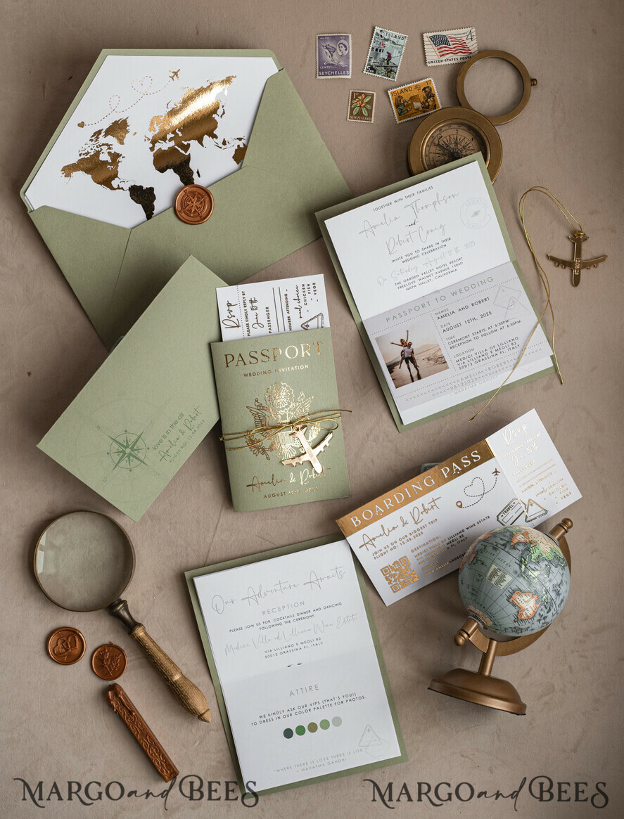 HOCHZEITS EINLADUNGEN Pass zur Liebe / Strandhochzeits-Einladungen Goldene Salbeigrüne Pass Hochzeitseinladung, Goldene Hochzeitskarten Boarding Pass, Grünes Reise-Pass Hochzeitseinladungen im Ausland, Hochzeitskarten für das Reiseziel Griechenland, Hochzeitseinladungen mit Reisekarten für die Toskana, Hochzeitsstationery Italien Weltkarte