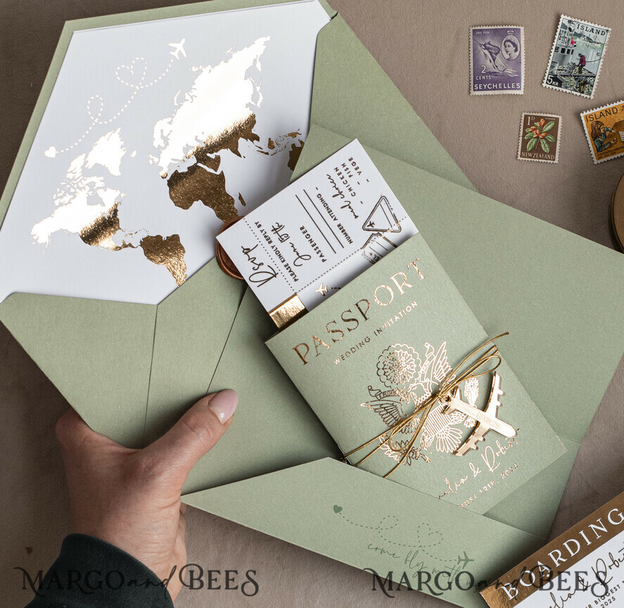 HOCHZEITS EINLADUNGEN Pass zur Liebe / Strandhochzeits-Einladungen Goldene Salbeigrüne Pass Hochzeitseinladung, Goldene Hochzeitskarten Boarding Pass, Grünes Reise-Pass Hochzeitseinladungen im Ausland, Hochzeitskarten für das Reiseziel Griechenland, Hochzeitseinladungen mit Reisekarten für die Toskana, Hochzeitsstationery Italien Weltkarte