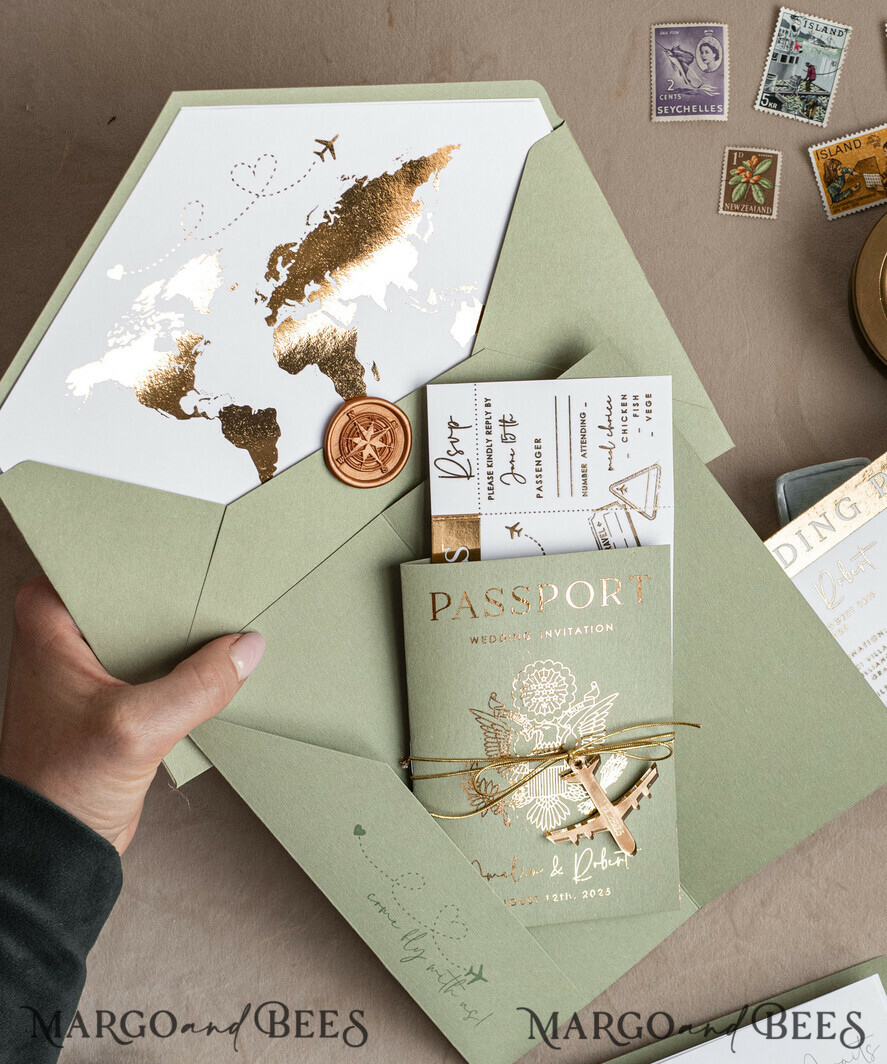 HOCHZEITS EINLADUNGEN Pass zur Liebe / Strandhochzeits-Einladungen Goldene Salbeigrüne Pass Hochzeitseinladung, Goldene Hochzeitskarten Boarding Pass, Grünes Reise-Pass Hochzeitseinladungen im Ausland, Hochzeitskarten für das Reiseziel Griechenland, Hochzeitseinladungen mit Reisekarten für die Toskana, Hochzeitsstationery Italien Weltkarte