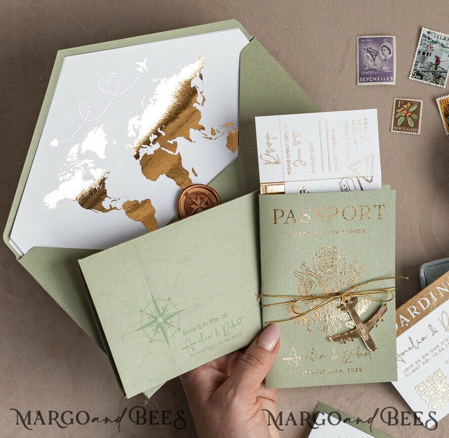 HOCHZEITS EINLADUNGEN Pass zur Liebe / Strandhochzeits-Einladungen Goldene Salbeigrüne Pass Hochzeitseinladung, Goldene Hochzeitskarten Boarding Pass, Grünes Reise-Pass Hochzeitseinladungen im Ausland, Hochzeitskarten für das Reiseziel Griechenland, Hochzeitseinladungen mit Reisekarten für die Toskana, Hochzeitsstationery Italien Weltkarte