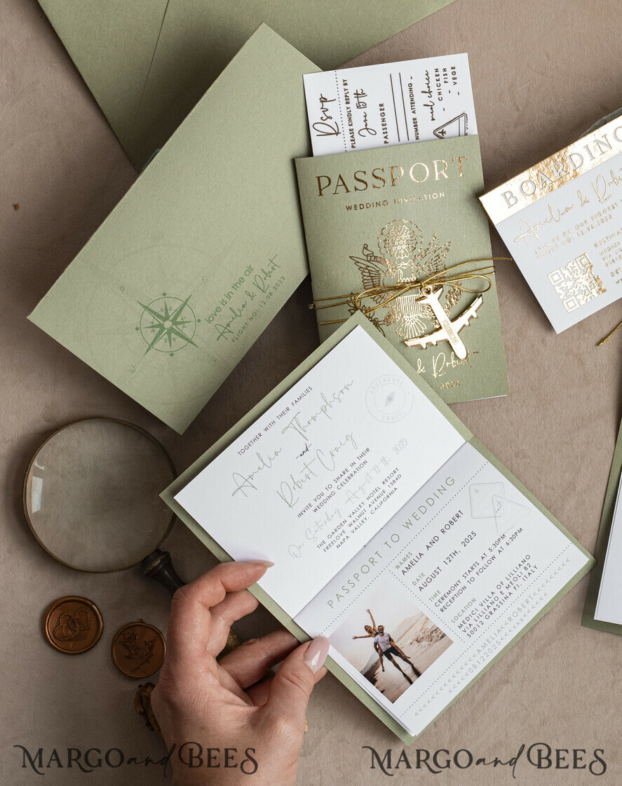 HOCHZEITS EINLADUNGEN Pass zur Liebe / Strandhochzeits-Einladungen Goldene Salbeigrüne Pass Hochzeitseinladung, Goldene Hochzeitskarten Boarding Pass, Grünes Reise-Pass Hochzeitseinladungen im Ausland, Hochzeitskarten für das Reiseziel Griechenland, Hochzeitseinladungen mit Reisekarten für die Toskana, Hochzeitsstationery Italien Weltkarte