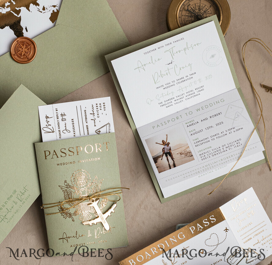 HOCHZEITS EINLADUNGEN Pass zur Liebe / Strandhochzeits-Einladungen Goldene Salbeigrüne Pass Hochzeitseinladung, Goldene Hochzeitskarten Boarding Pass, Grünes Reise-Pass Hochzeitseinladungen im Ausland, Hochzeitskarten für das Reiseziel Griechenland, Hochzeitseinladungen mit Reisekarten für die Toskana, Hochzeitsstationery Italien Weltkarte