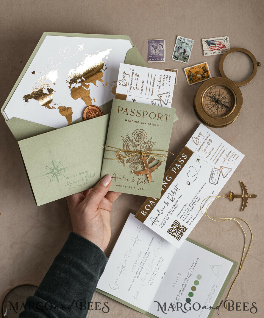 HOCHZEITS EINLADUNGEN Pass zur Liebe / Strandhochzeits-Einladungen Goldene Salbeigrüne Pass Hochzeitseinladung, Goldene Hochzeitskarten Boarding Pass, Grünes Reise-Pass Hochzeitseinladungen im Ausland, Hochzeitskarten für das Reiseziel Griechenland, Hochzeitseinladungen mit Reisekarten für die Toskana, Hochzeitsstationery Italien Weltkarte