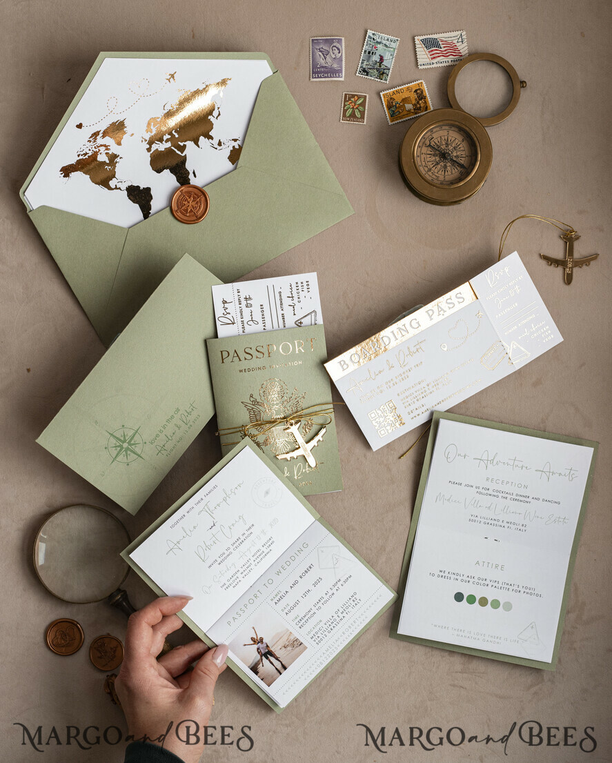 HOCHZEITS EINLADUNGEN Pass zur Liebe / Strandhochzeits-Einladungen Goldene Salbeigrüne Pass Hochzeitseinladung, Goldene Hochzeitskarten Boarding Pass, Grünes Reise-Pass Hochzeitseinladungen im Ausland, Hochzeitskarten für das Reiseziel Griechenland, Hochzeitseinladungen mit Reisekarten für die Toskana, Hochzeitsstationery Italien Weltkarte