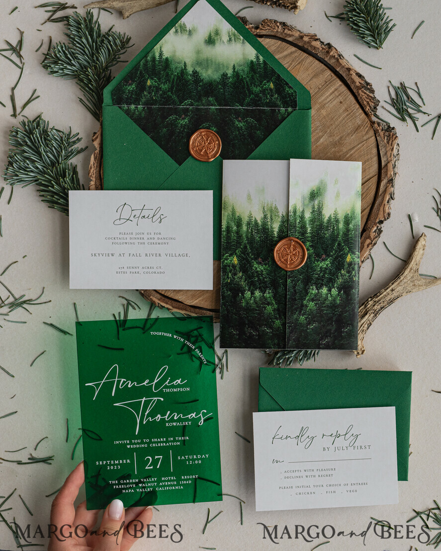 HOCHZEITS EINLADUNGEN Wald / Berge / Waldlandschaft Thema Grüne Acryl-Hochzeitsladung Suite, moderne rustikale Hochzeitseinladungen, klare Plexiglas Suite Hochzeitskarten, grüne Hochzeitseinladungen, nebliger Wald frostige Hochzeitseinladung Suite, Hochzeitsladung mit Kiefern aus Plexiglas.