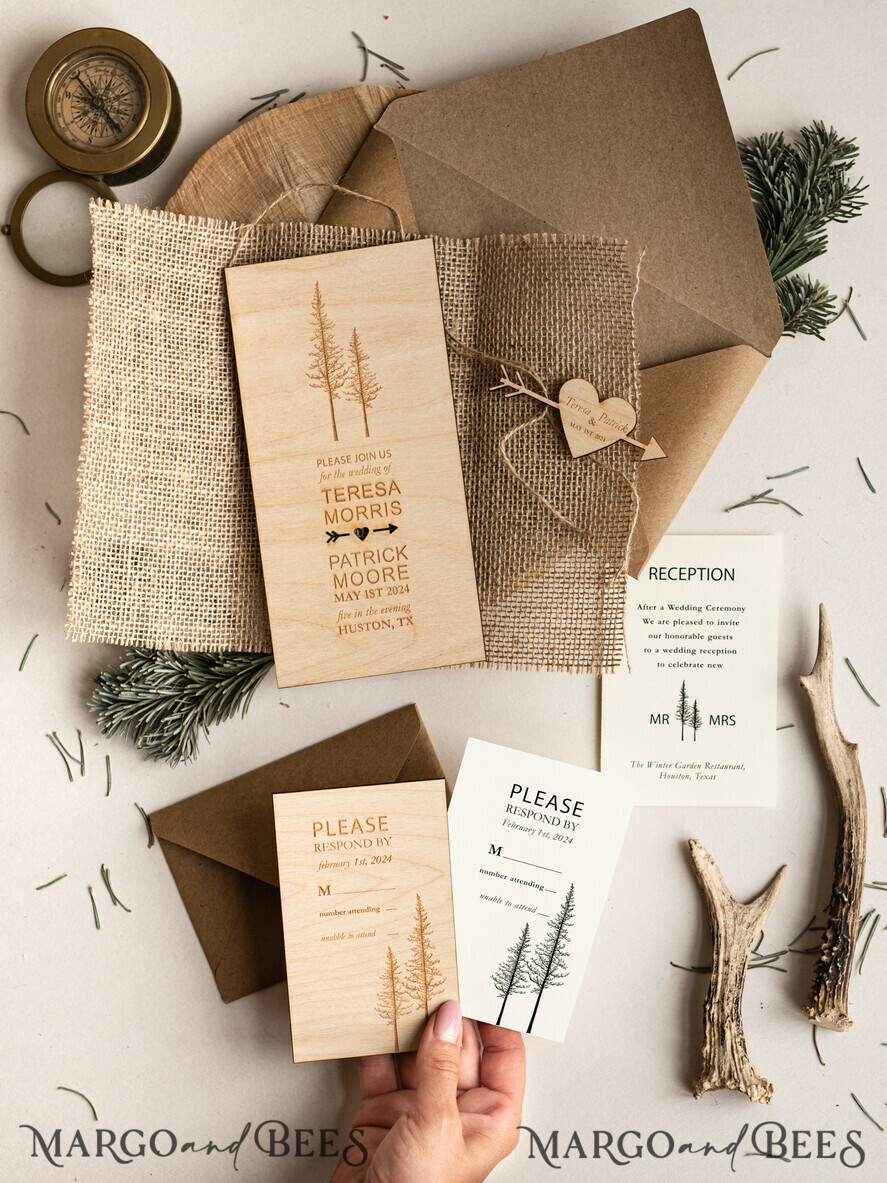 HOCHZEITS EINLADUNGEN Wald / Berge / Waldlandschaft Thema Wald Holz Hochzeits Einladung Suite mit Umschlägen, Moderne Rustikale Hochzeits Einladung, Natürliche Holzeinladungen Suite Hochzeitskarten, Natürliche Hochzeits Einladungen, Kieferwald Frosted Hochzeits Einladung Suite, Kiefernbäume Hochzeits Einladung.