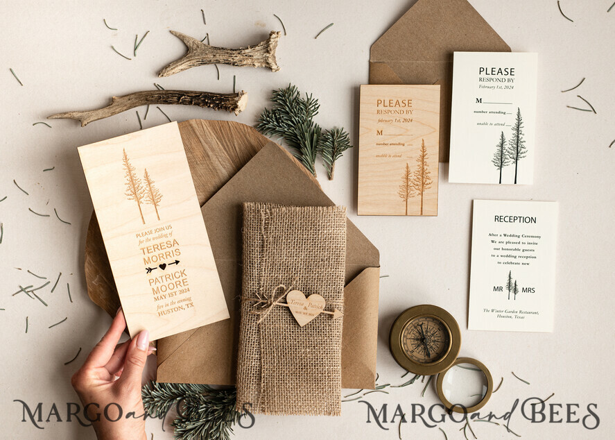 HOCHZEITS EINLADUNGEN Wald / Berge / Waldlandschaft Thema Wald Holz Hochzeits Einladung Suite mit Umschlägen, Moderne Rustikale Hochzeits Einladung, Natürliche Holzeinladungen Suite Hochzeitskarten, Natürliche Hochzeits Einladungen, Kieferwald Frosted Hochzeits Einladung Suite, Kiefernbäume Hochzeits Einladung.