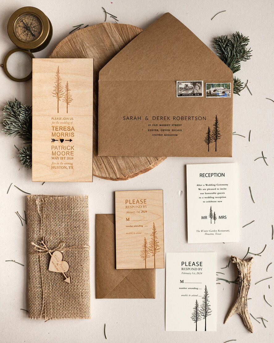 HOCHZEITS EINLADUNGEN Wald / Berge / Waldlandschaft Thema Wald Holz Hochzeits Einladung Suite mit Umschlägen, Moderne Rustikale Hochzeits Einladung, Natürliche Holzeinladungen Suite Hochzeitskarten, Natürliche Hochzeits Einladungen, Kieferwald Frosted Hochzeits Einladung Suite, Kiefernbäume Hochzeits Einladung.