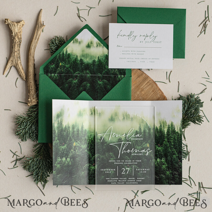 HOCHZEITS EINLADUNGEN Wald / Berge / Waldlandschaft Thema Wald Acryl Hochzeits-Einladungset, moderne rustikale Hochzeitskarten, klare Plexiglassuite Hochzeitskarten, grüne Hochzeitseinladungen, neblige Wald-gefüllte Hochzeitseinladungssuite, Hochzeitskarte mit Kiefern aus Plexiglas.
