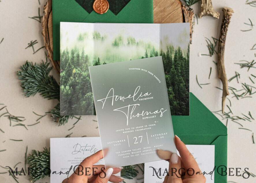 HOCHZEITS EINLADUNGEN Wald / Berge / Waldlandschaft Thema Wald Acryl Hochzeits-Einladungset, moderne rustikale Hochzeitskarten, klare Plexiglassuite Hochzeitskarten, grüne Hochzeitseinladungen, neblige Wald-gefüllte Hochzeitseinladungssuite, Hochzeitskarte mit Kiefern aus Plexiglas.