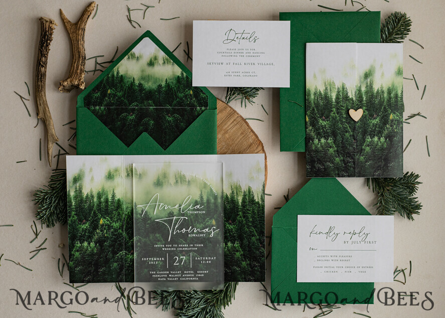 HOCHZEITS EINLADUNGEN Wald / Berge / Waldlandschaft Thema Wald Acryl Hochzeits-Einladungset, moderne rustikale Hochzeitskarten, klare Plexiglassuite Hochzeitskarten, grüne Hochzeitseinladungen, neblige Wald-gefüllte Hochzeitseinladungssuite, Hochzeitskarte mit Kiefern aus Plexiglas.