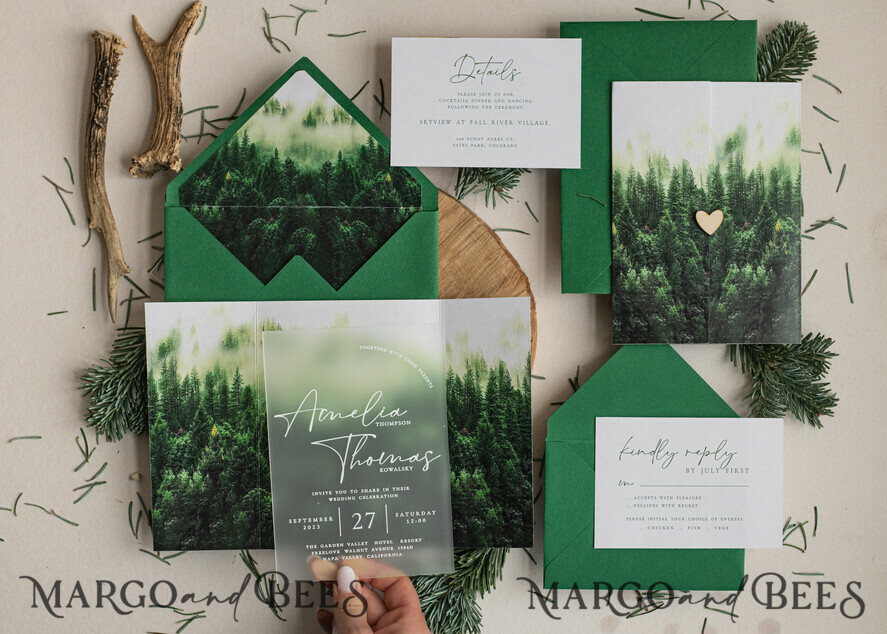 HOCHZEITS EINLADUNGEN Wald / Berge / Waldlandschaft Thema Wald Acryl Hochzeits-Einladungset, moderne rustikale Hochzeitskarten, klare Plexiglassuite Hochzeitskarten, grüne Hochzeitseinladungen, neblige Wald-gefüllte Hochzeitseinladungssuite, Hochzeitskarte mit Kiefern aus Plexiglas.