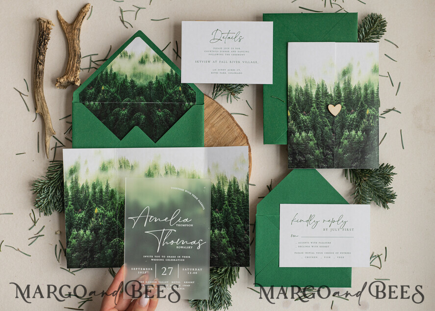 HOCHZEITS EINLADUNGEN Wald / Berge / Waldlandschaft Thema Wald Acryl Hochzeits-Einladungset, moderne rustikale Hochzeitskarten, klare Plexiglassuite Hochzeitskarten, grüne Hochzeitseinladungen, neblige Wald-gefüllte Hochzeitseinladungssuite, Hochzeitskarte mit Kiefern aus Plexiglas.