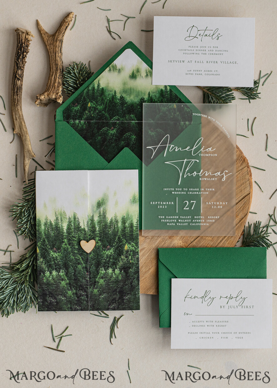 HOCHZEITS EINLADUNGEN Wald / Berge / Waldlandschaft Thema Wald Acryl Hochzeits-Einladungset, moderne rustikale Hochzeitskarten, klare Plexiglassuite Hochzeitskarten, grüne Hochzeitseinladungen, neblige Wald-gefüllte Hochzeitseinladungssuite, Hochzeitskarte mit Kiefern aus Plexiglas.