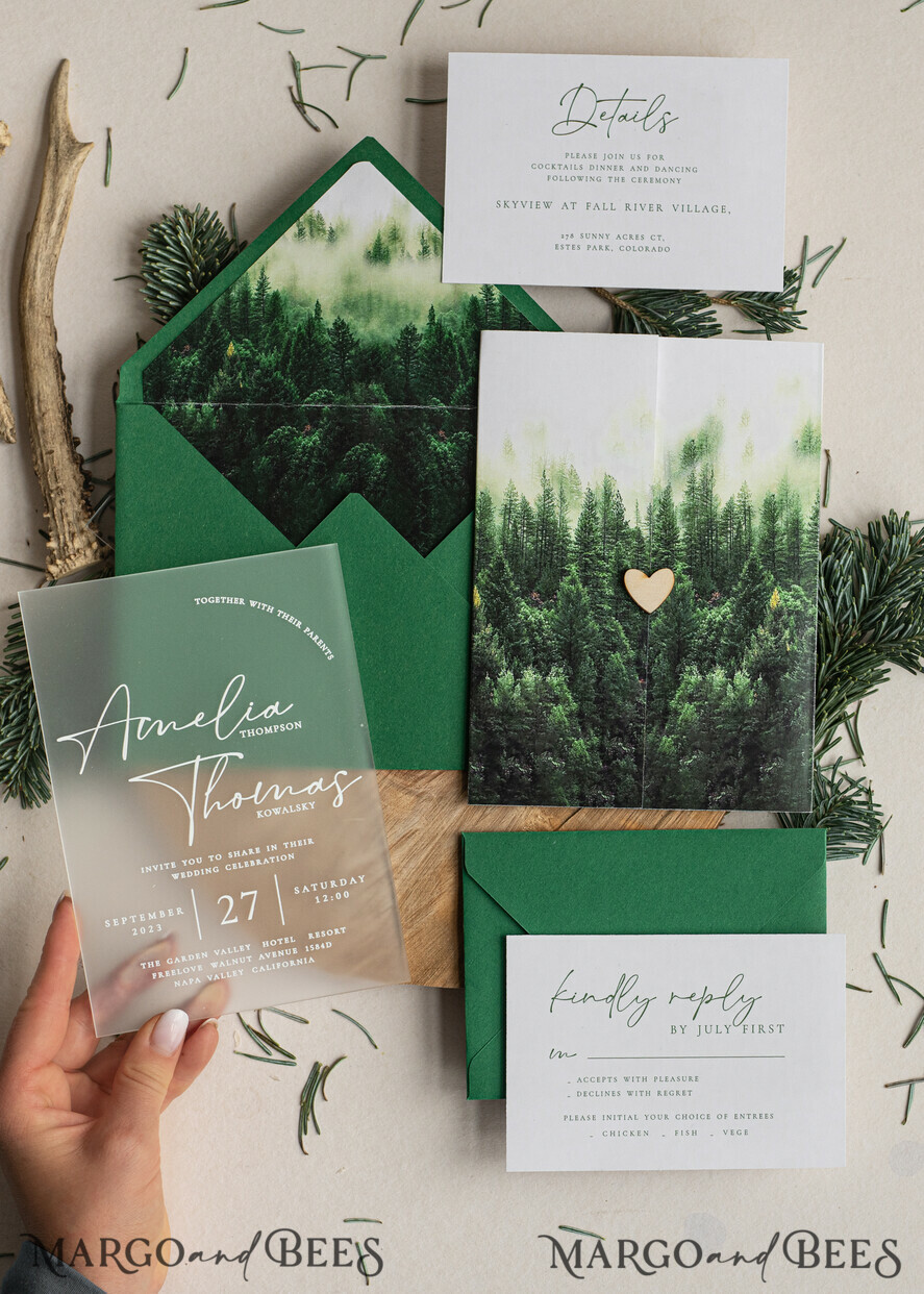 HOCHZEITS EINLADUNGEN Wald / Berge / Waldlandschaft Thema Wald Acryl Hochzeits-Einladungset, moderne rustikale Hochzeitskarten, klare Plexiglassuite Hochzeitskarten, grüne Hochzeitseinladungen, neblige Wald-gefüllte Hochzeitseinladungssuite, Hochzeitskarte mit Kiefern aus Plexiglas.
