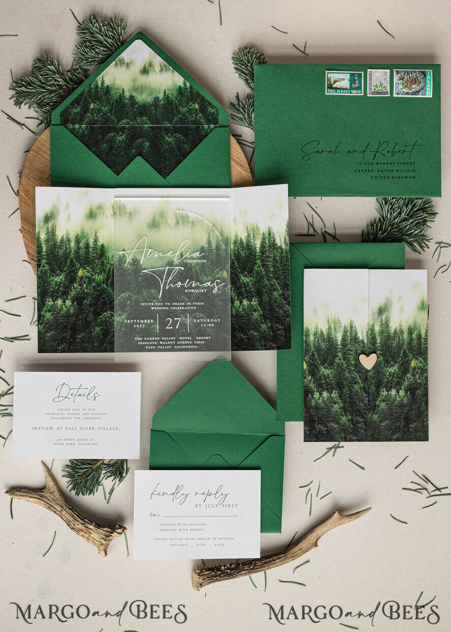HOCHZEITS EINLADUNGEN Wald / Berge / Waldlandschaft Thema Wald Acryl Hochzeits-Einladungset, moderne rustikale Hochzeitskarten, klare Plexiglassuite Hochzeitskarten, grüne Hochzeitseinladungen, neblige Wald-gefüllte Hochzeitseinladungssuite, Hochzeitskarte mit Kiefern aus Plexiglas.