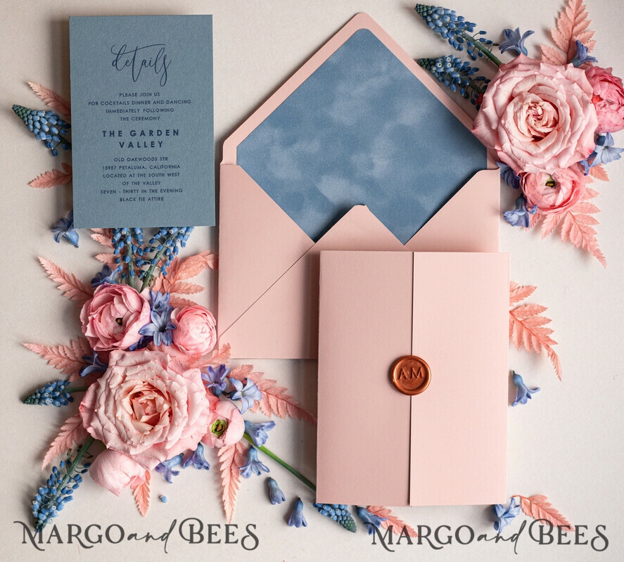 HOCHZEITS EINLADUNGEN Elegante Einladungen Klassische Karten Maßgeschneiderte Acryl Hochzeits Einladungskarten in blush pink, Glamour Velours dasty blue Hochzeits Einladungen, Plexi Velours Hochzeits Einladungssatz, Luxus Eisblau Hochzeitskarten mit Wachssiegel in Kupfer.
