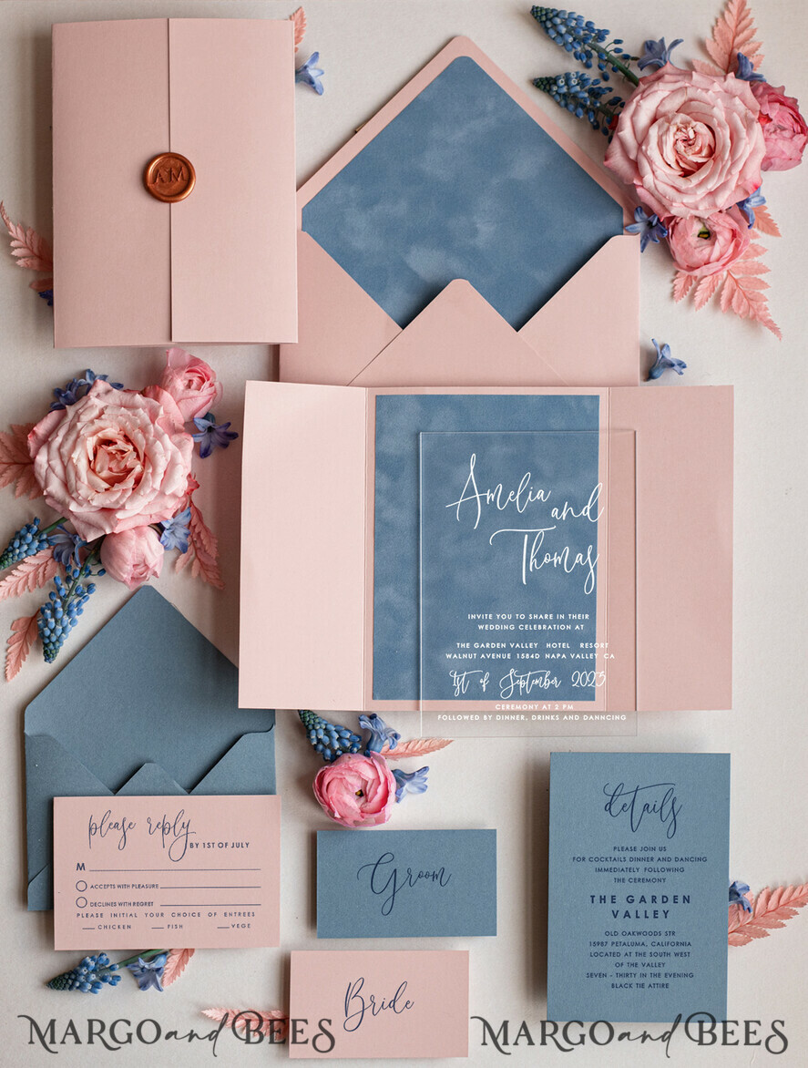 HOCHZEITS EINLADUNGEN Elegante Einladungen Klassische Karten Maßgeschneiderte Acryl Hochzeits Einladungskarten in blush pink, Glamour Velours dasty blue Hochzeits Einladungen, Plexi Velours Hochzeits Einladungssatz, Luxus Eisblau Hochzeitskarten mit Wachssiegel in Kupfer.