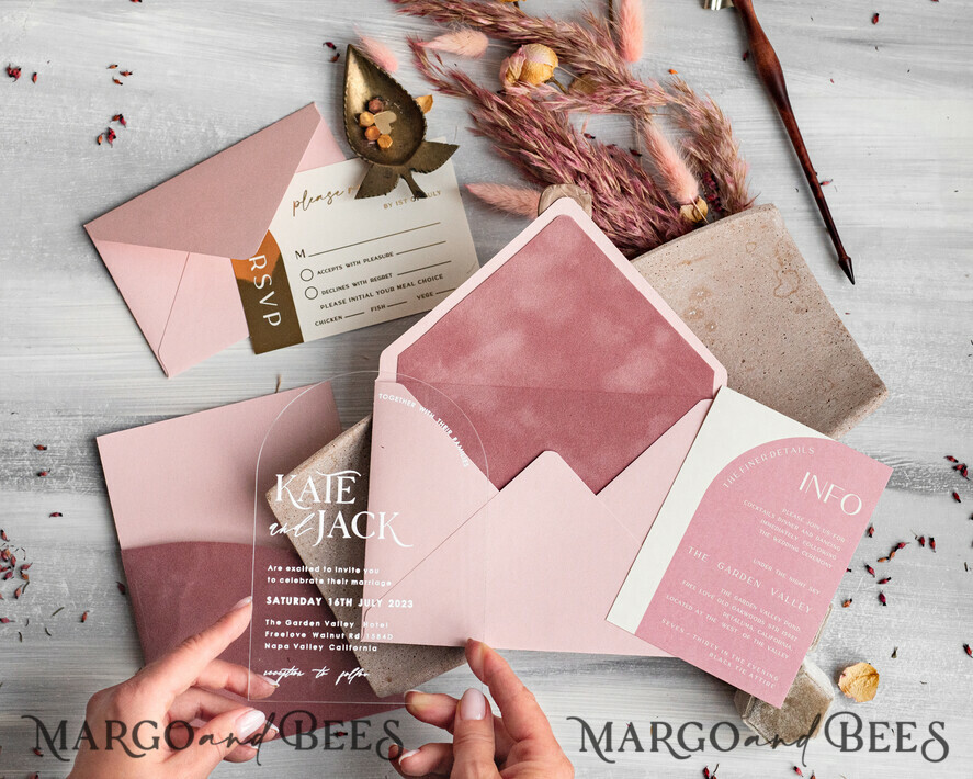 HOCHZEITS EINLADUNGEN Elegante Einladungen Klassische Karten Arch Plexiglas Hochzeitsinvitationsset, Blush Pink Goldene Hochzeitskarten mit RSVP Samtummantelung, Acryl Moderne Hochzeitskarten