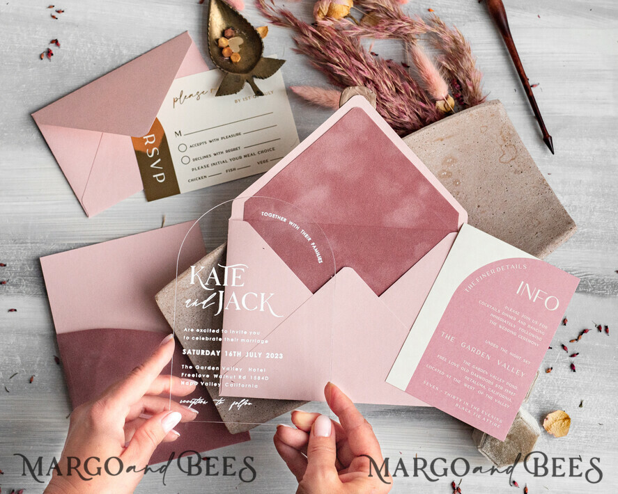 HOCHZEITS EINLADUNGEN Elegante Einladungen Klassische Karten Arch Plexiglas Hochzeitsinvitationsset, Blush Pink Goldene Hochzeitskarten mit RSVP Samtummantelung, Acryl Moderne Hochzeitskarten