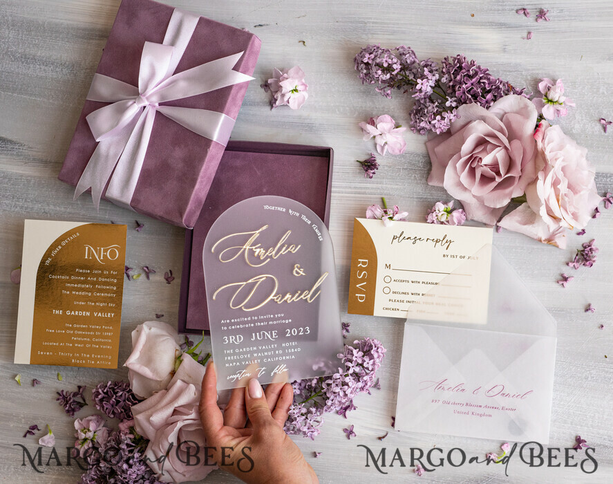 HOCHZEITS EINLADUNGEN Elegante Einladungen Klassische Karten Luxus Mauve Samt Box Hochzeitseinladungen, elegante Acryl Hochzeitseinladungen mit goldener Schleife, glamouröse goldene Hochzeitskarten, handgemachte Hochzeitsstationery.
