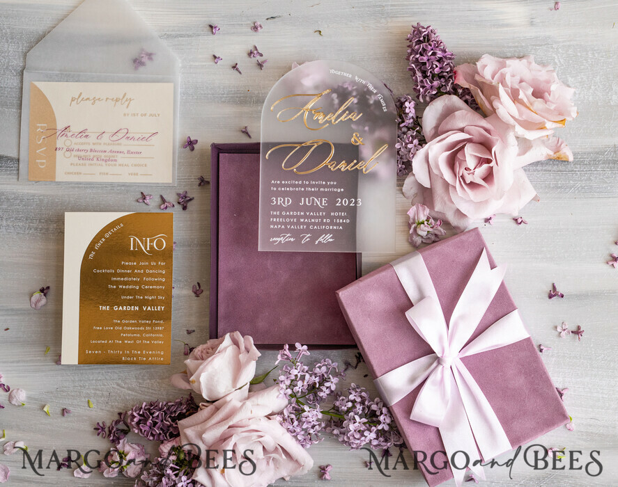 HOCHZEITS EINLADUNGEN Elegante Einladungen Klassische Karten Luxus Mauve Samt Box Hochzeitseinladungen, elegante Acryl Hochzeitseinladungen mit goldener Schleife, glamouröse goldene Hochzeitskarten, handgemachte Hochzeitsstationery.