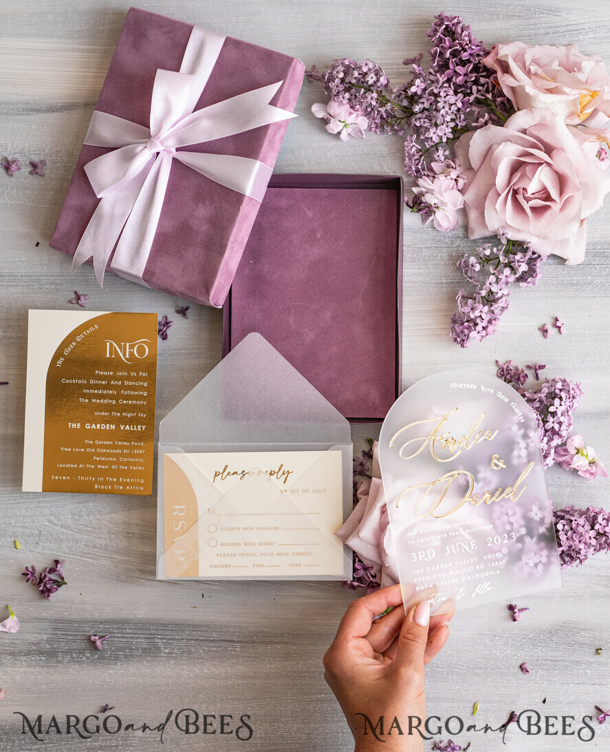 HOCHZEITS EINLADUNGEN Elegante Einladungen Klassische Karten Luxus Mauve Samt Box Hochzeitseinladungen, elegante Acryl Hochzeitseinladungen mit goldener Schleife, glamouröse goldene Hochzeitskarten, handgemachte Hochzeitsstationery.