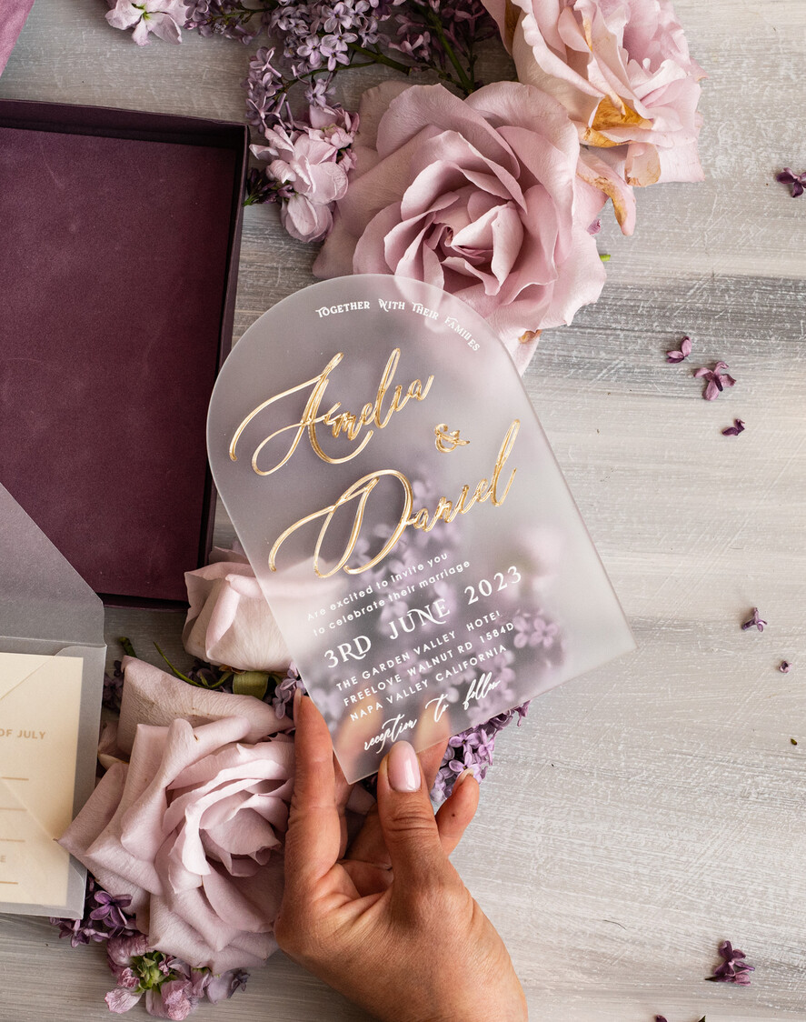 HOCHZEITS EINLADUNGEN Elegante Einladungen Klassische Karten Luxus Mauve Samt Box Hochzeitseinladungen, elegante Acryl Hochzeitseinladungen mit goldener Schleife, glamouröse goldene Hochzeitskarten, handgemachte Hochzeitsstationery.