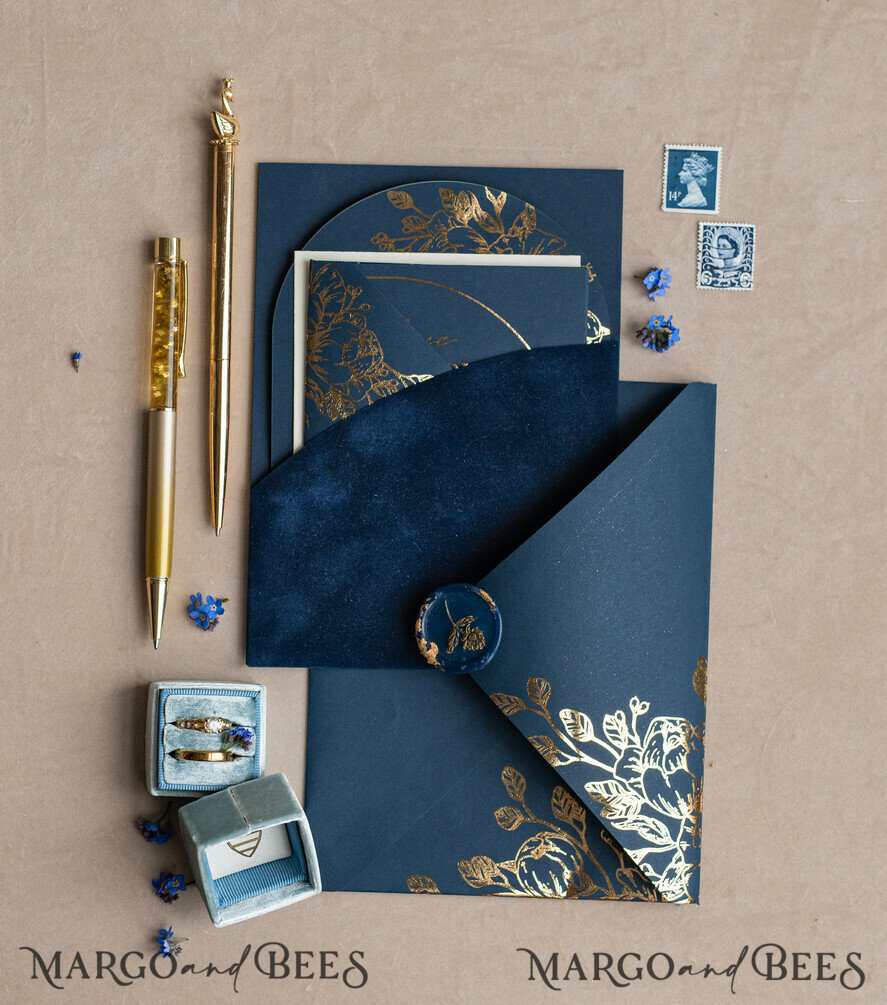 HOCHZEITS EINLADUNGEN Gold / Roségold / Silber / Glitzer Elegante Bogen-Hochzeitseinladungen Marineblau, Samt-Tasche Dunkelblau Gold Moderne Hochzeit, Hochzeitseinladungsset, Bogen-Samt-Taschen Einladungset