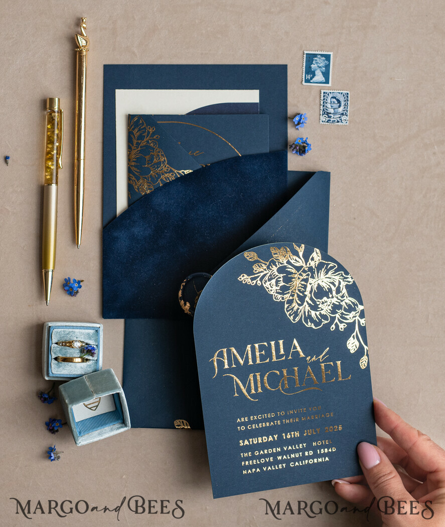 HOCHZEITS EINLADUNGEN Gold / Roségold / Silber / Glitzer Elegante Bogen-Hochzeitseinladungen Marineblau, Samt-Tasche Dunkelblau Gold Moderne Hochzeit, Hochzeitseinladungsset, Bogen-Samt-Taschen Einladungset