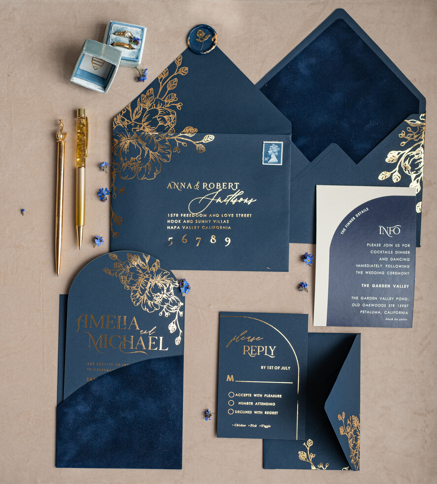 HOCHZEITS EINLADUNGEN Gold / Roségold / Silber / Glitzer Elegante Bogen-Hochzeitseinladungen Marineblau, Samt-Tasche Dunkelblau Gold Moderne Hochzeit, Hochzeitseinladungsset, Bogen-Samt-Taschen Einladungset