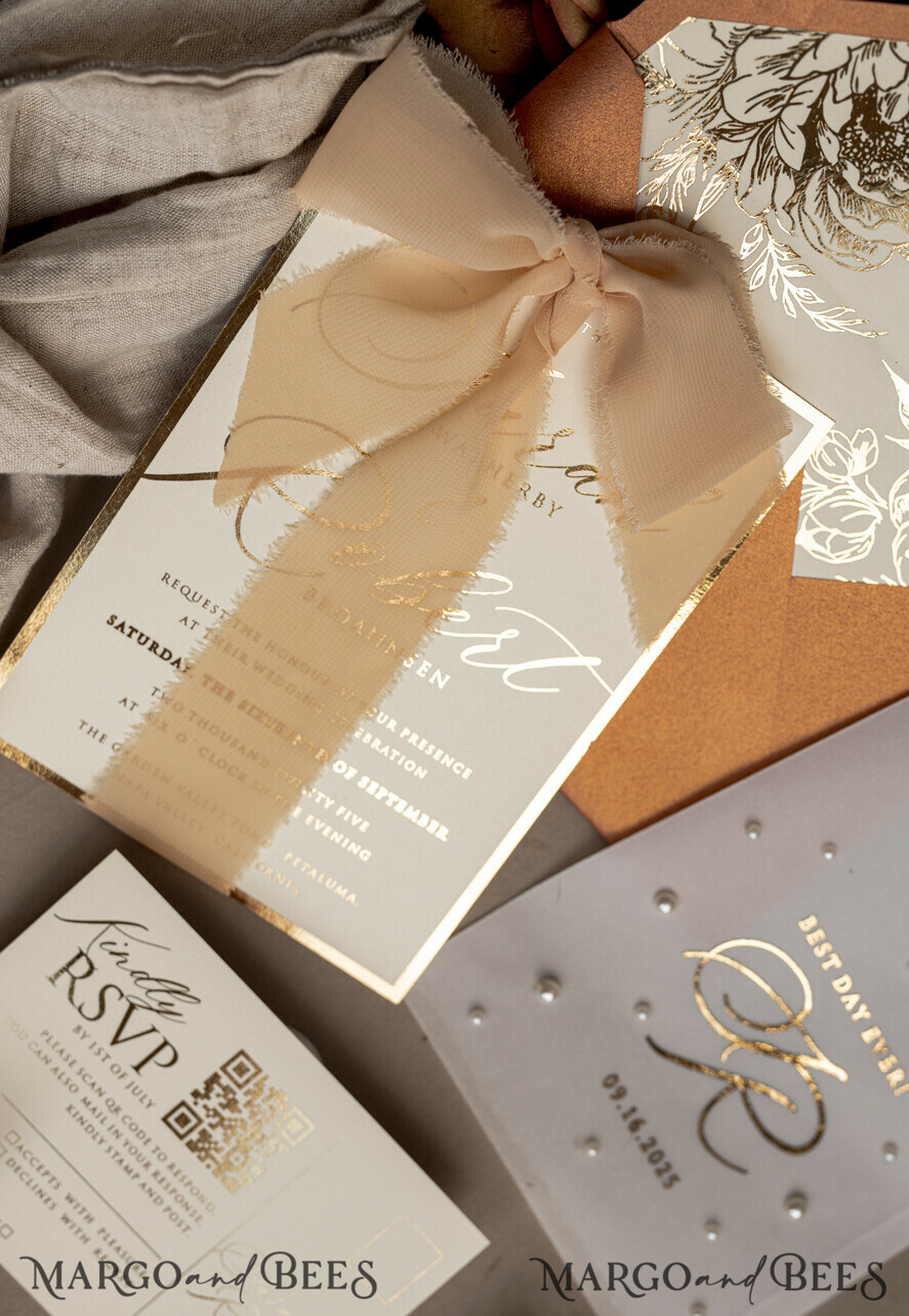 HOCHZEITS EINLADUNGEN Gold / Roségold / Silber / Glitzer Terrakotta Chiffon Schleife mit Perlen, maßgeschneiderte elegante Einladungskarte zur Hochzeit in verbranntem Orange und Gold, weiße Perlen, goldene Hochzeitskarten, Boho goldene Mappe, Hochzeitsstationery, Vellum-Etui mit Monogramm.