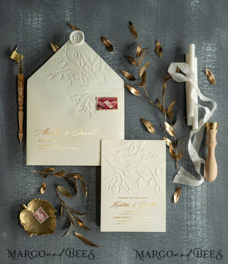 HOCHZEITS EINLADUNGEN Gold / Roségold / Silber / Glitzer Prägung Hochzeitskarten, elegante Hochzeitskarten, luxuriöse Hochzeitskarten, goldene Hochzeitskarten, elfenbeinfarbene Hochzeitskarten, elfenbeinfarbene Einladungen, elfenbeinfarbene Hochzeitskarten, elfenbeinfarbene und goldene Hochzeitskarten, geprägter Zweig, Blatt-Hochzeitskarten, goldene Hochzeitskarten, goldene Hochzeits-Einladungen, Wachssiegel, elegante Hochzeitspapeterie, goldene Hochzeitspapeterie, goldene Hochzeitsaccessoires, elfenbeinfarbene Hochzeit.